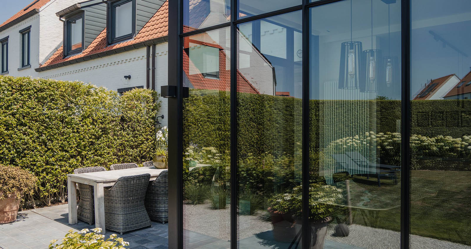 Showroom gevel en glazen veranda met tuinreflectie