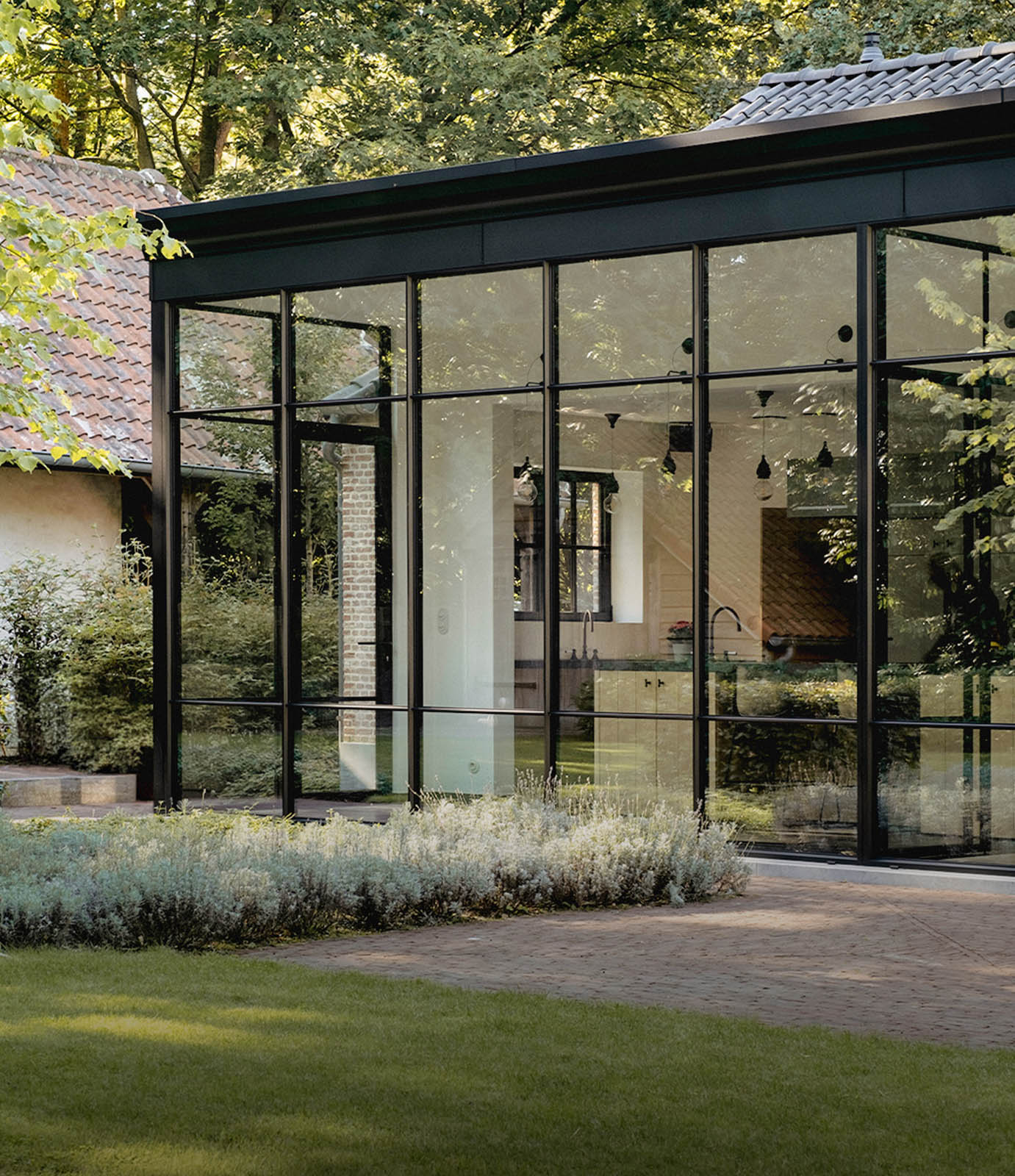 Glazen veranda uitbreiding met zicht op de tuin