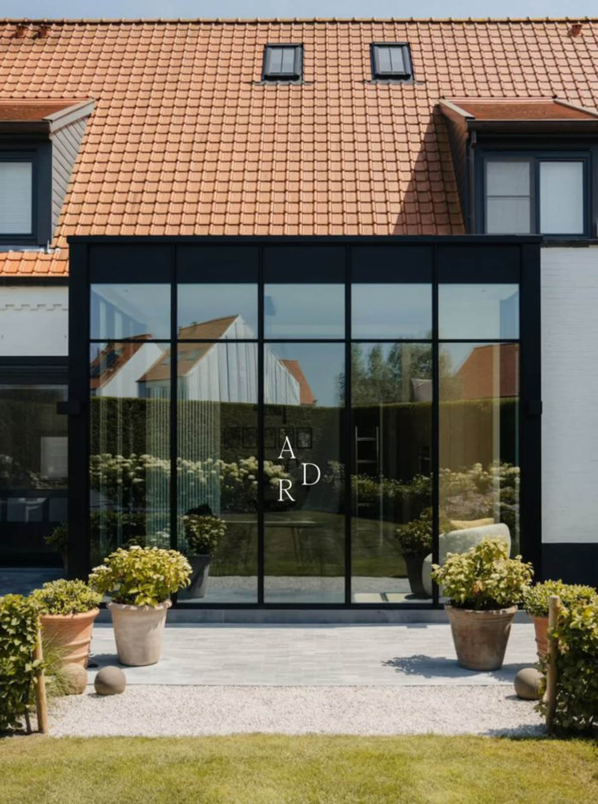 Woning met glazen uitbreiding en terras
